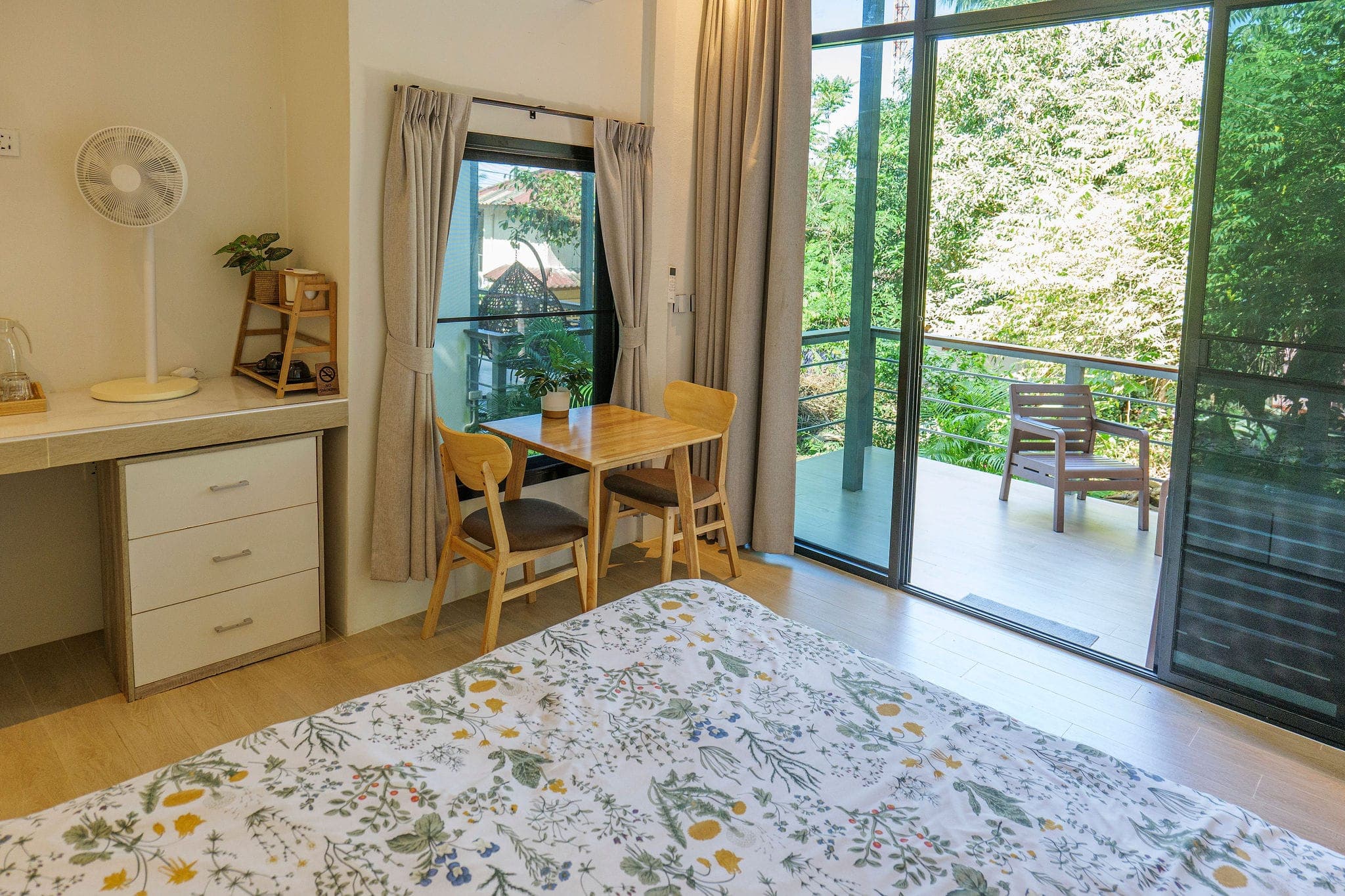 Bungalow room with a table, chairs and doors onto the balcony