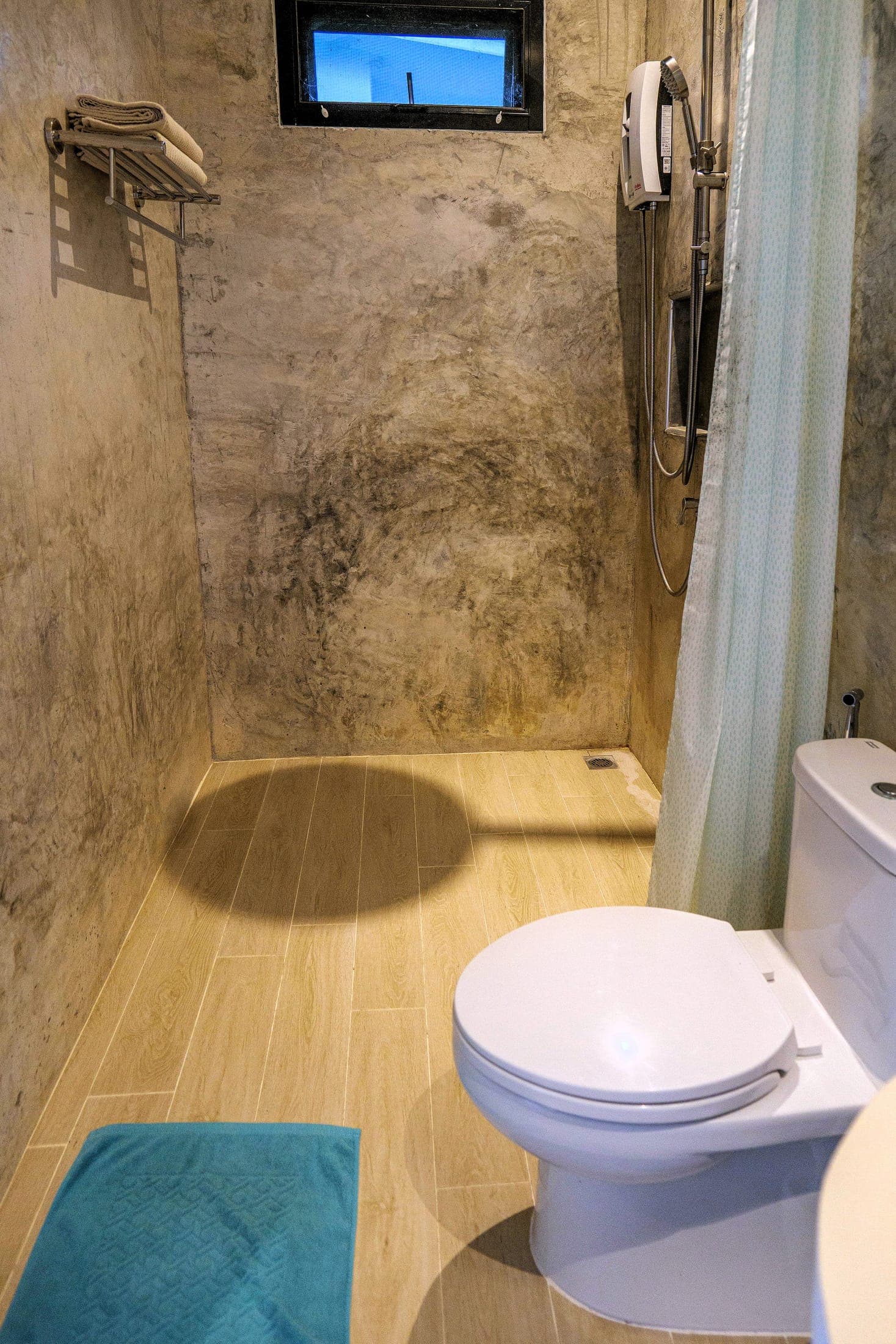 Walk-in shower with a concrete finish, no step, hot water